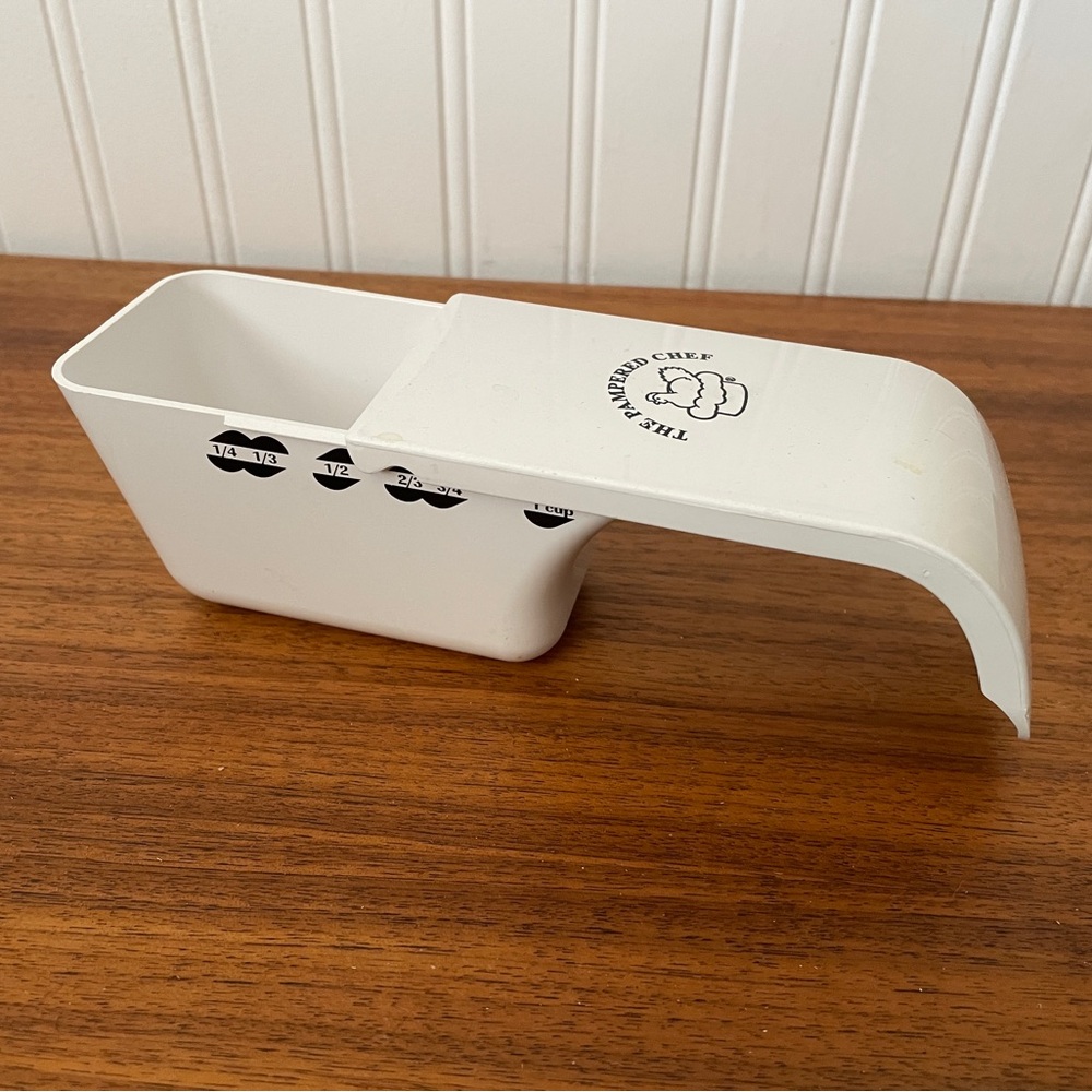 The Pampered Chef White Kitchen All-in-One Dry Measuring Cup